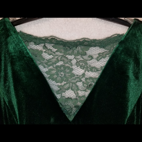 One-Of-A-Kind, Gorgeous Emerald Green Evening Gown - Picture 5 of 8